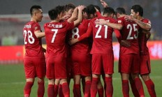乐鱼体育教练-上海上港斗志昂扬，中超豪门冲上榜首
