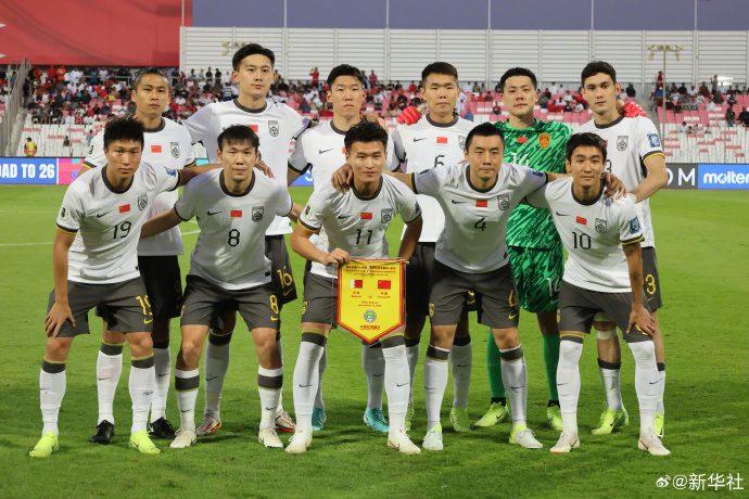 中国队激烈对抗国际对手，成功拿下胜利