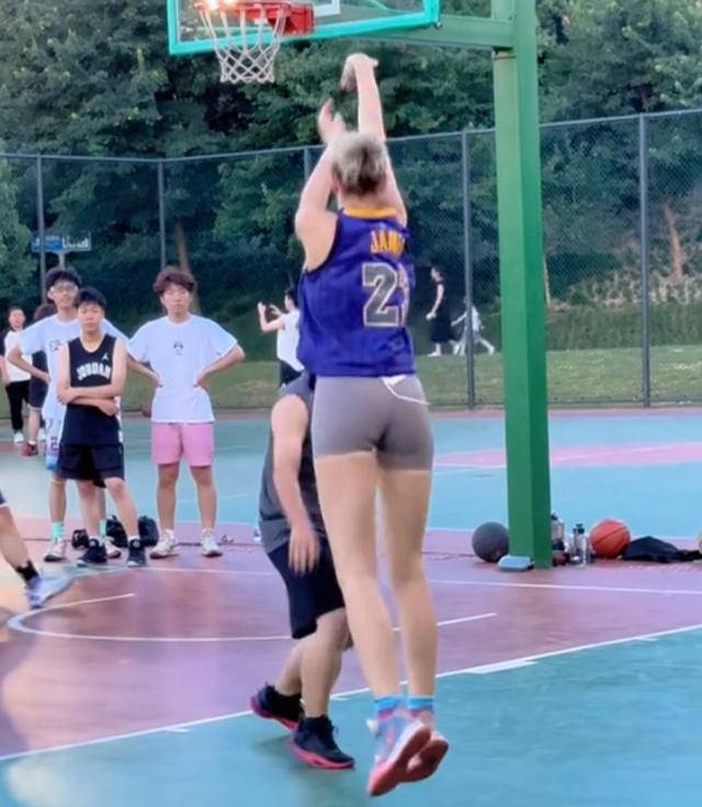 俄罗斯篮球赛事持续激烈，明星球员频频交锋的简单介绍