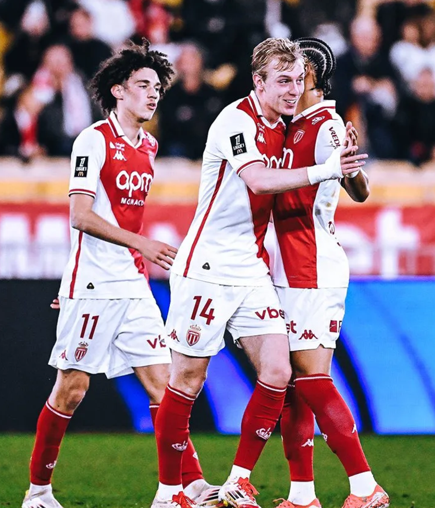 包含摩纳哥宣布续约主帅合同，稳定球队发展方向的词条