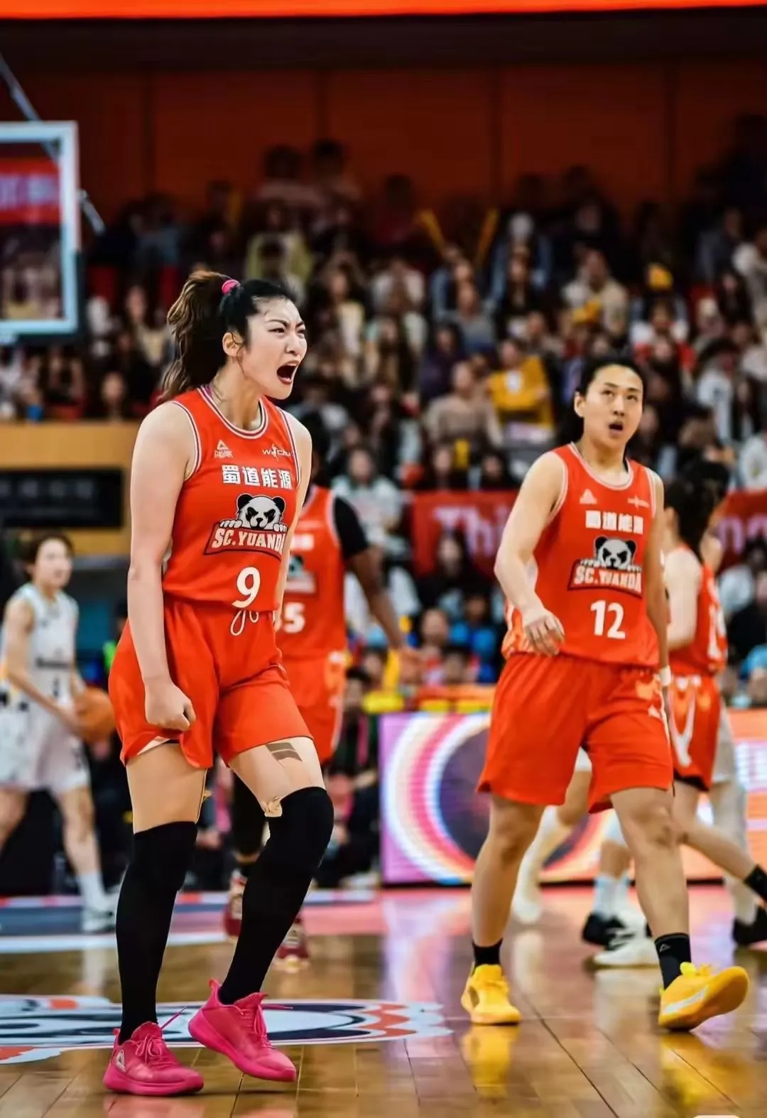 体坛女足球选手勇往直前展现实力 体坛女足球选手勇往直前展现实力