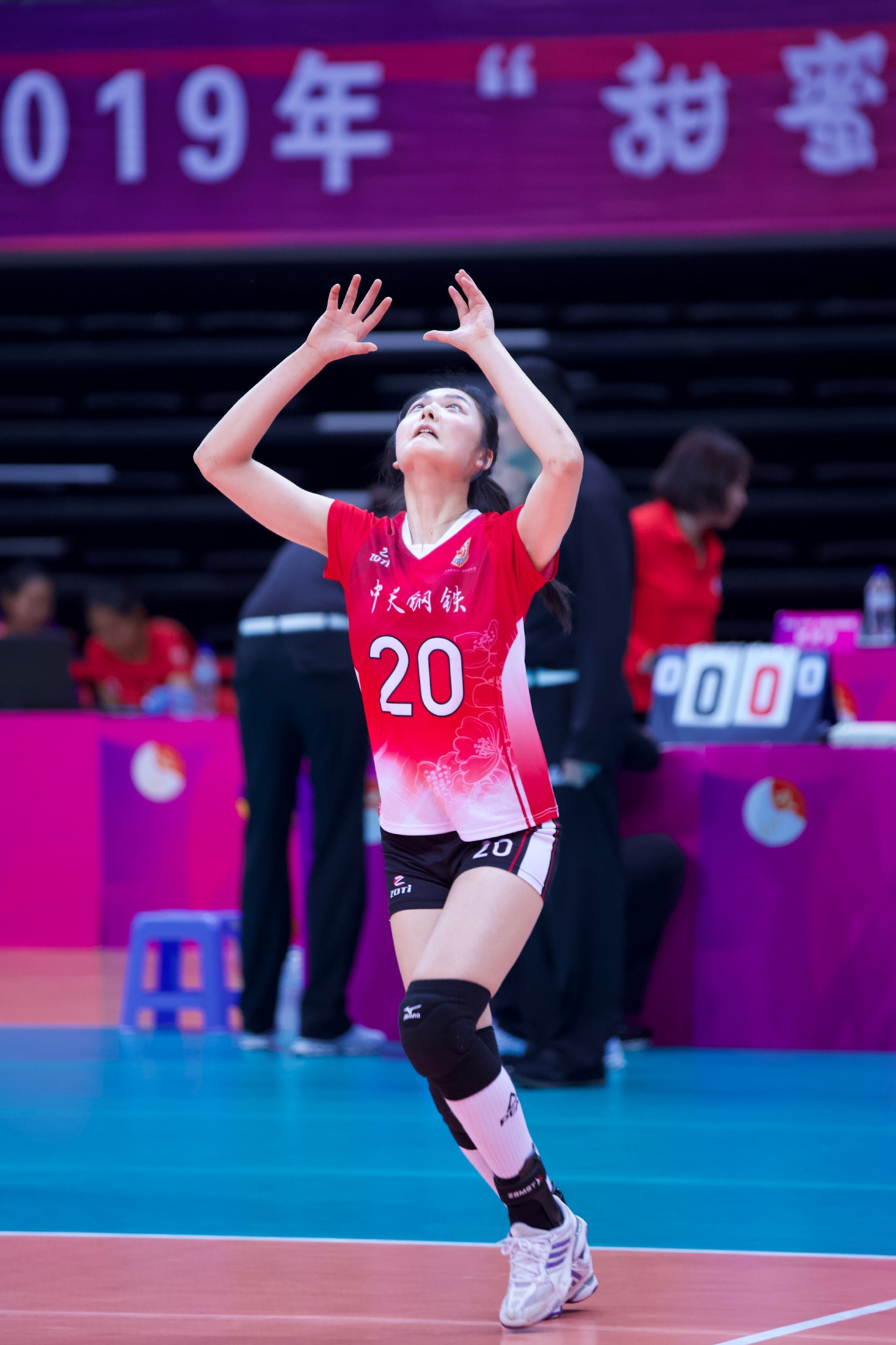 体坛女足球选手勇往直前展现实力 体坛女足球选手勇往直前展现实力