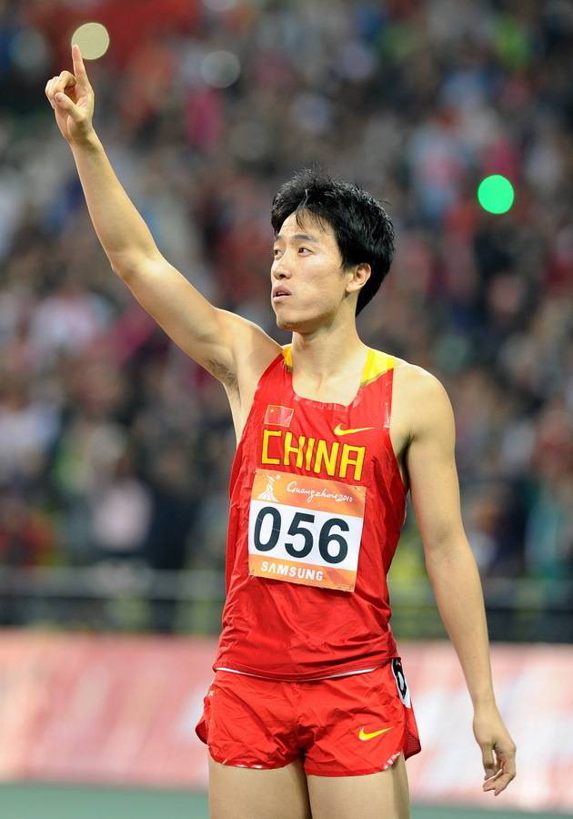 跳水比赛中中国选手飞翔夺冠