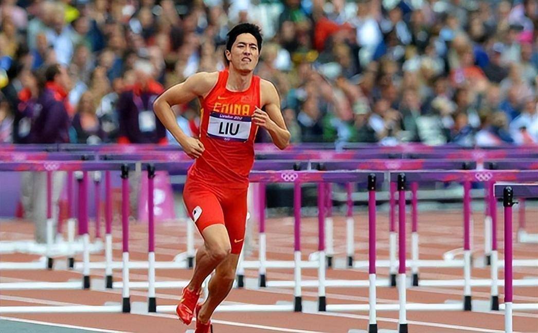 跳水比赛中中国选手飞翔夺冠