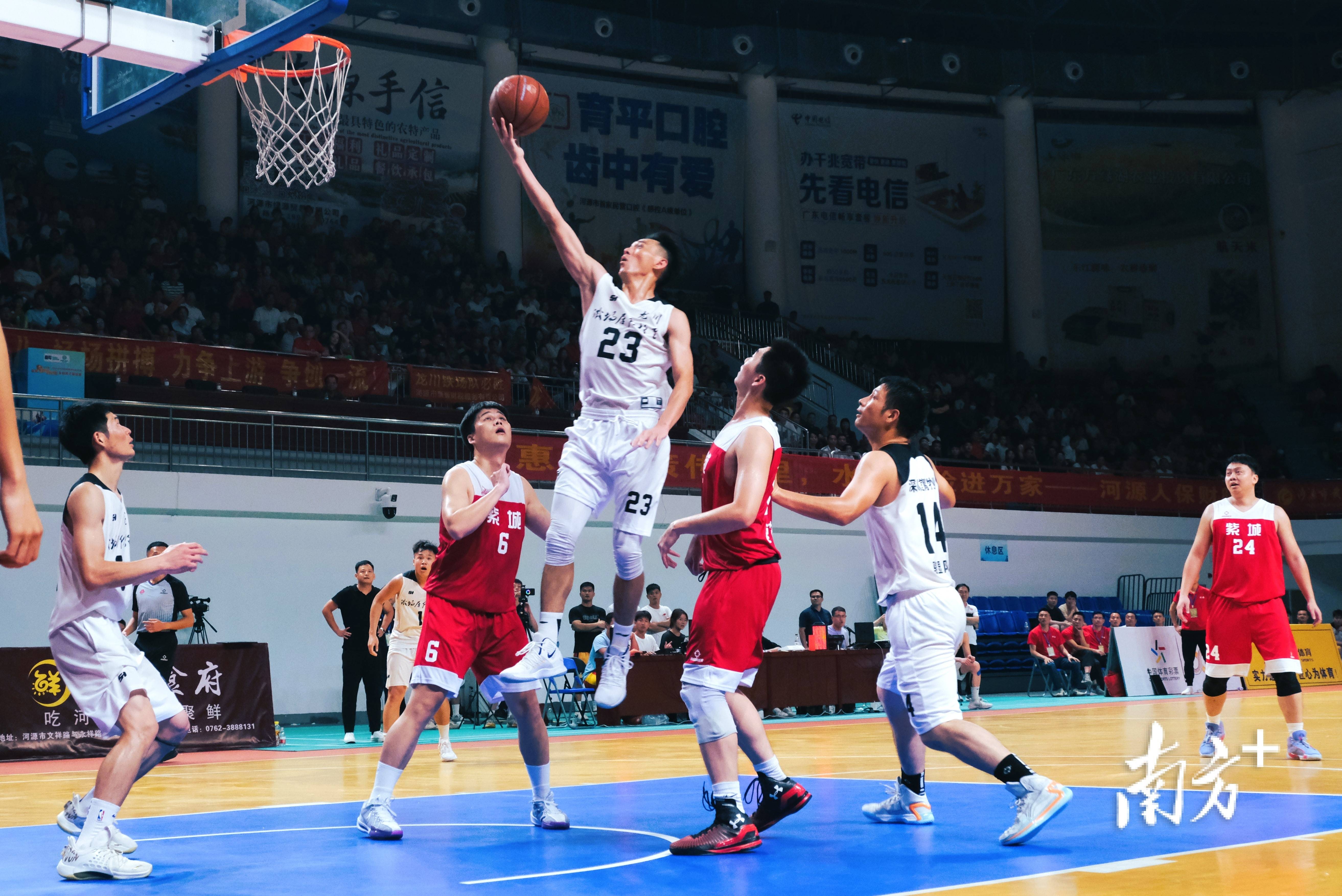 篮球比赛精彩频出引发球迷热议 篮球比赛精彩频出引发球迷热议