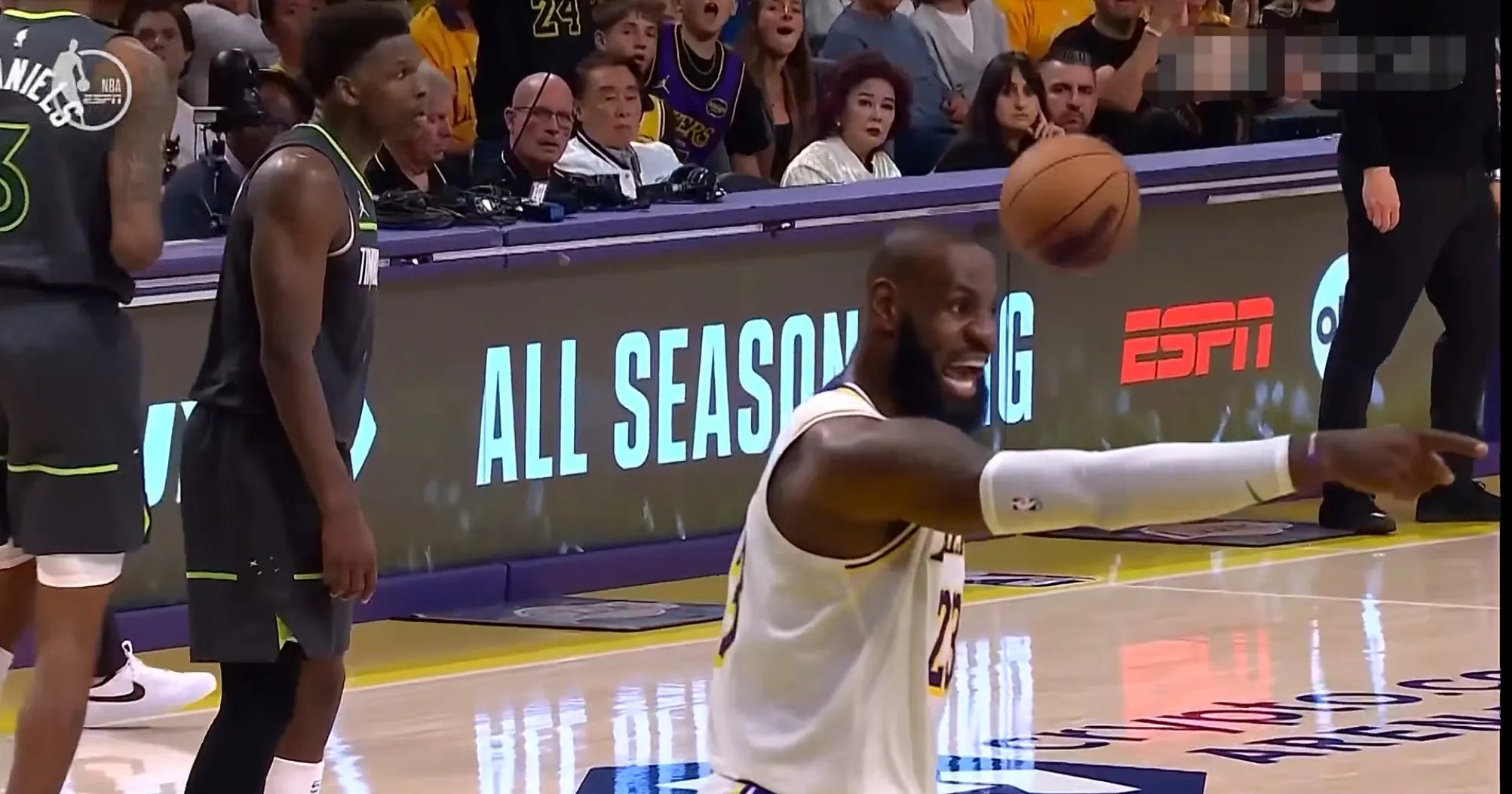 独行侠击败湖人,詹姆斯失误频频 独行侠击败湖人,詹姆斯失误频频