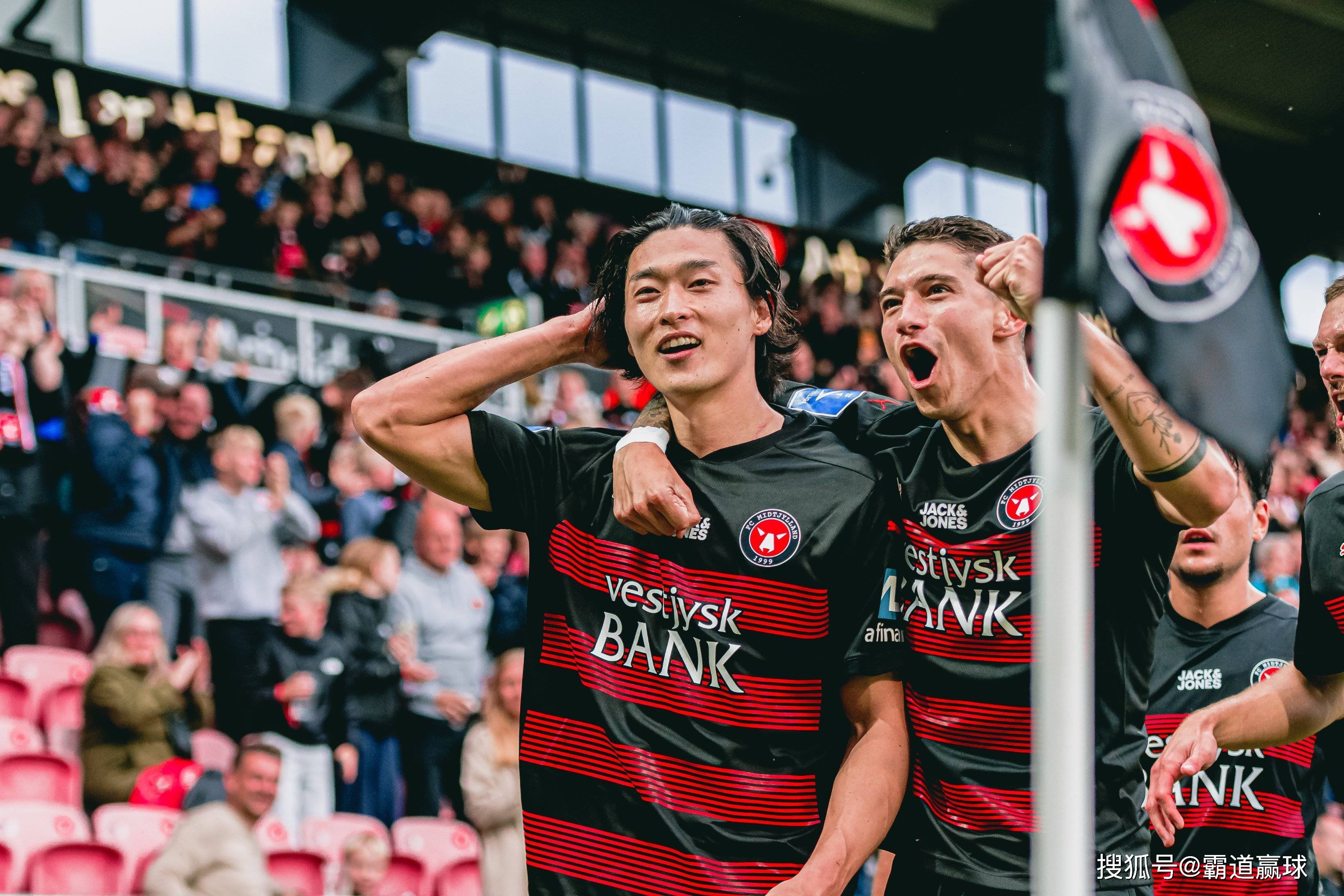 欧国联比赛擂台赛场上对决，球迷加油助威