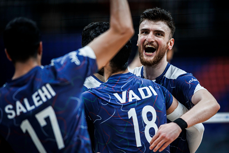 欧国联比赛擂台赛场上对决，球迷加油助威