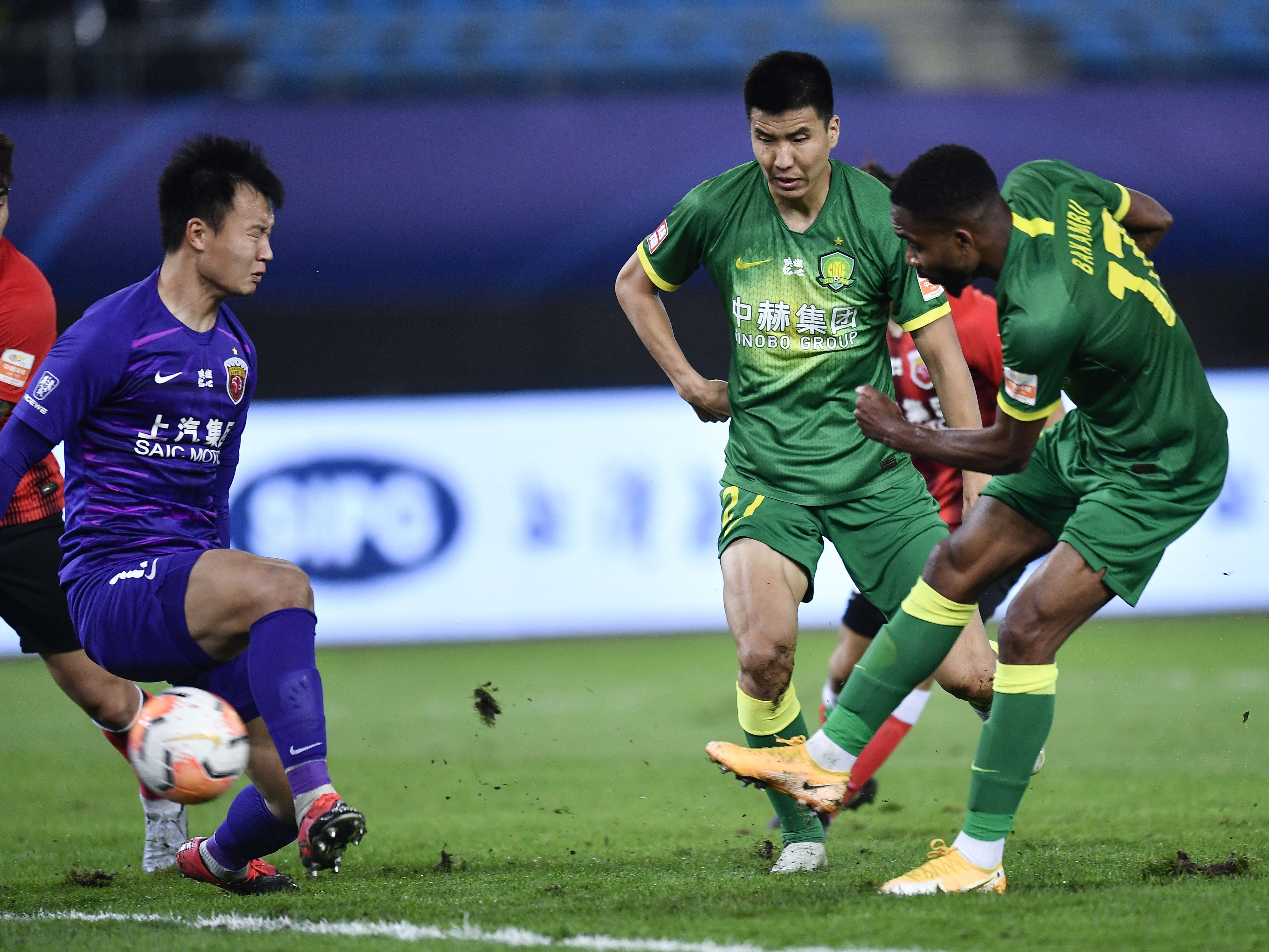 北京中赫国安对阵上海上港，双方球员实力PK